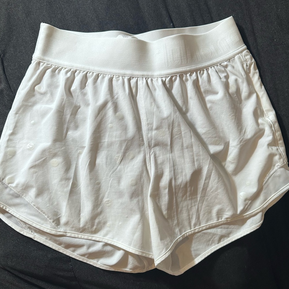EXTREMELY RARE Lululemon White Ghost Dot Hotty Hot Shorts Size 6 NWOT